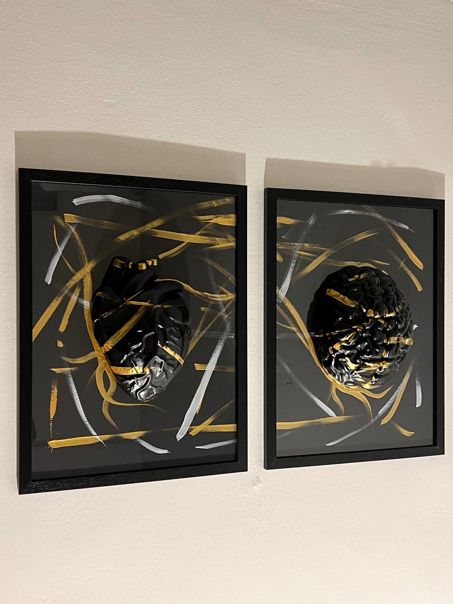 Dualità in Nero e Oro: Cuore e Mente