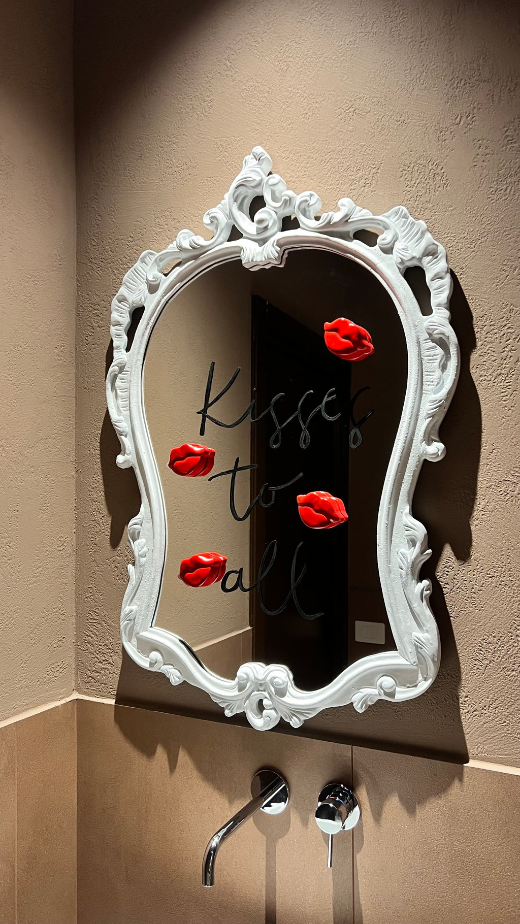 Kiss to all white
