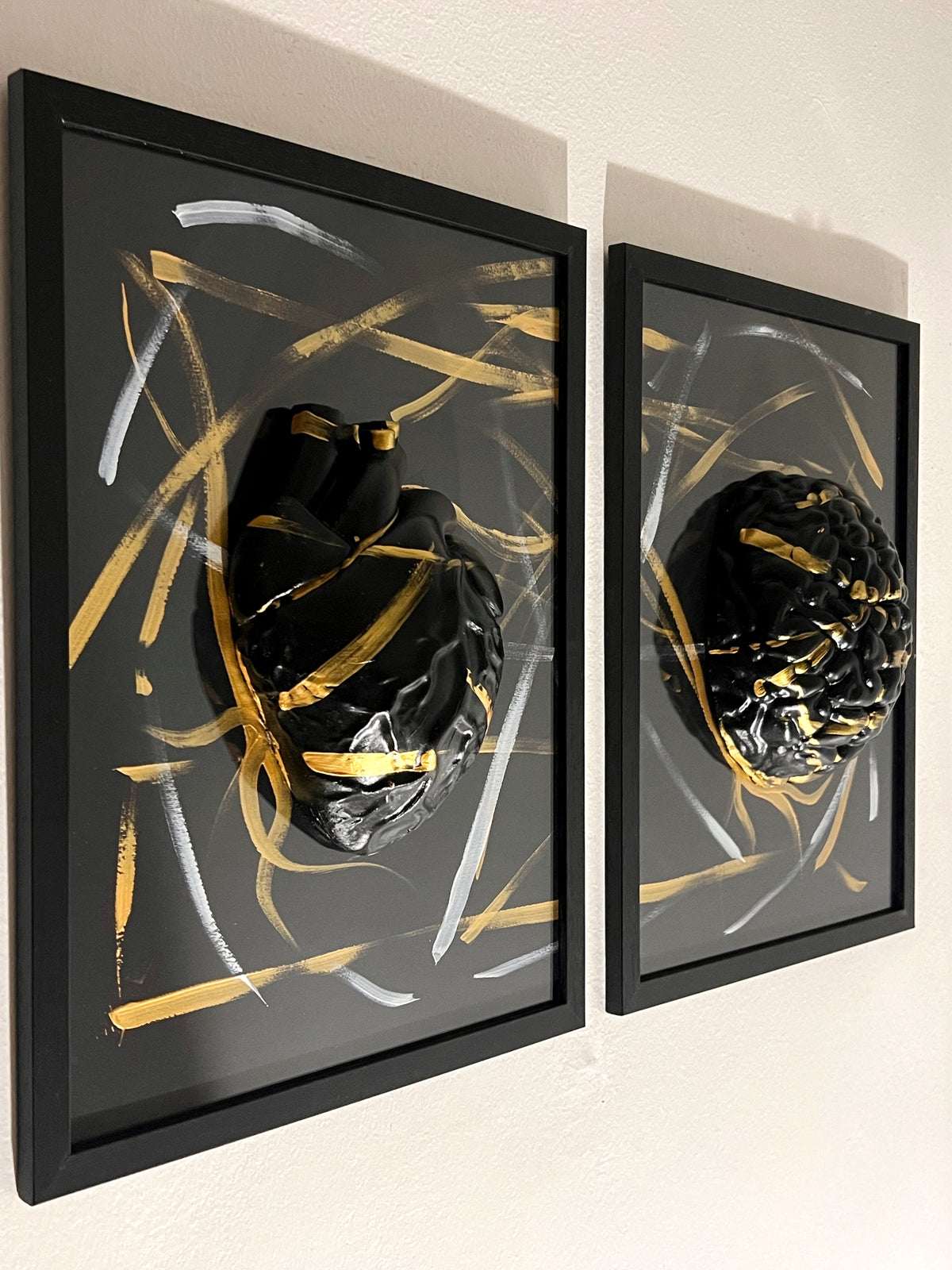 Dualità in Nero e Oro: Cuore e Mente